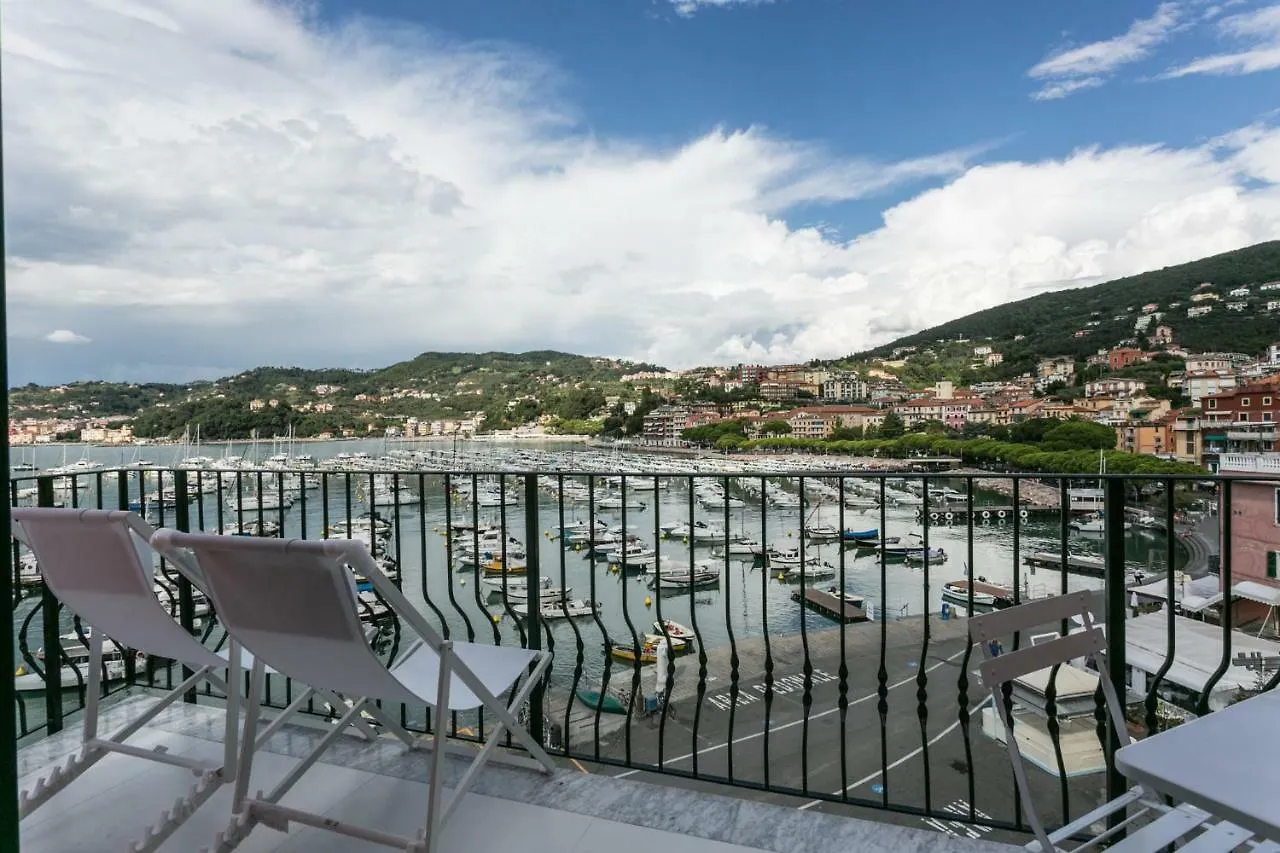 Al Molo Sea View Rooms location